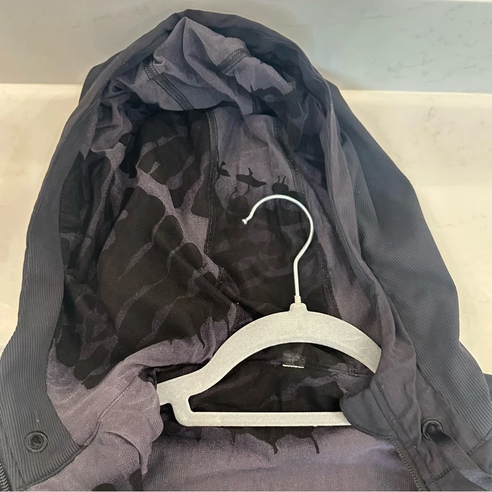 Lululemon Women's Black Hooded Jacket szM - Picture 9 of 9